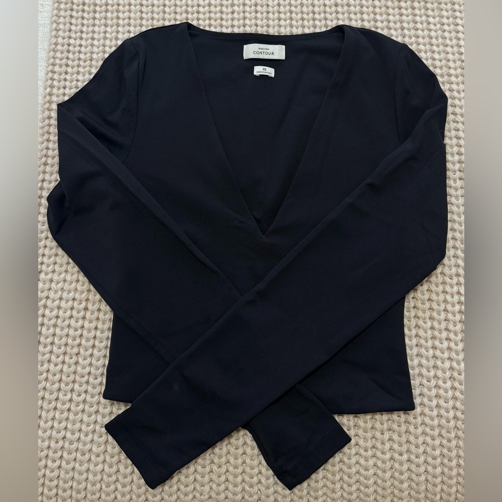 Aritzia Babaton Countour Deep V long sleeve - size XS